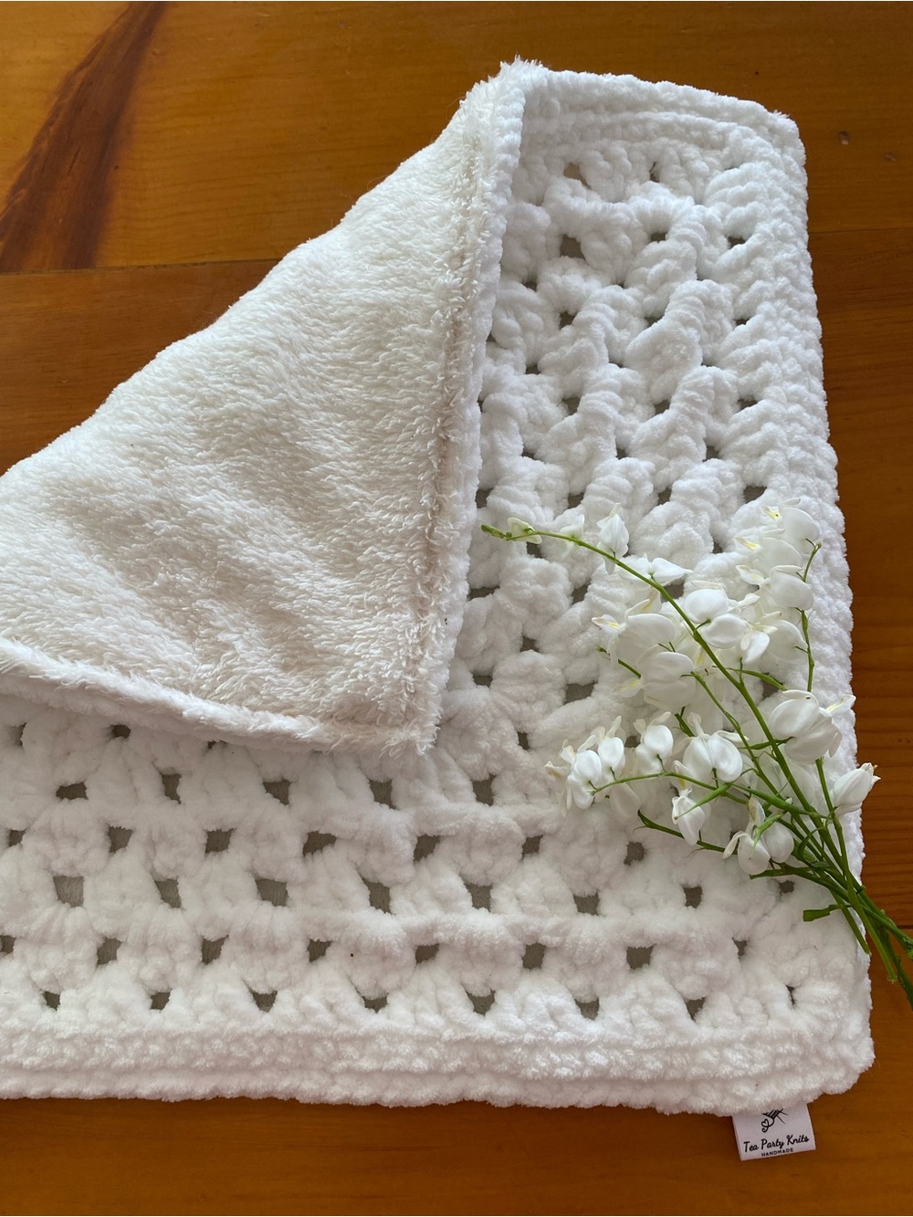 Plush White Crochet Cat Bed - Cozy Soft Nest for Pets